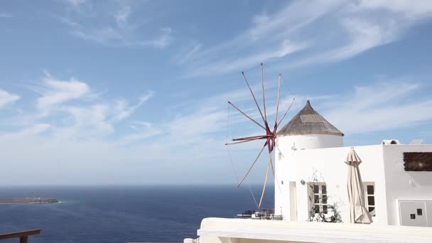 Wolken über der Windmühle am Meer — Stockvideo