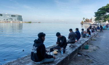 Makassar, 13 Eylül 2025: İnsanlar Endonezya 'daki Losari Sahili' nde viral tavuk lapasının tadını çıkarıyor