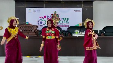 Makassar, 7 Aralık 2025: Geleneksel Endonezyalı Dansçılar Engelliler Günü 'nde Güzel Kestane ve Altın Kostümler Giyerek Sahneye çıktılar