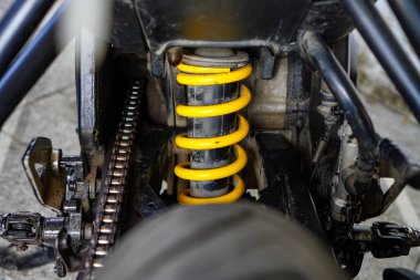 Motorsiklette Sarı Arka Askıya Alma Baharını Kapat