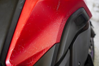 Kırmızı Araç Vücudunda Güneş Hasarlı Boyalı Doku