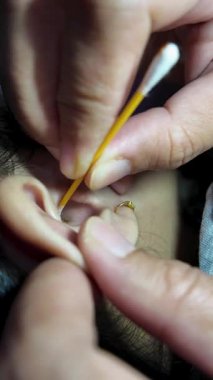 Pamuk Bud 'la Temiz Kulağın Dikey Çekimi