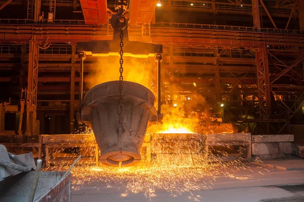 Smelten metal in een metallurgische fabriek — Stockfoto