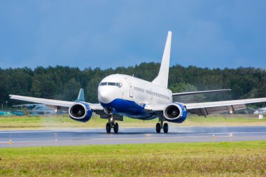 Uçak piste iniş. Lastik duman ile gol