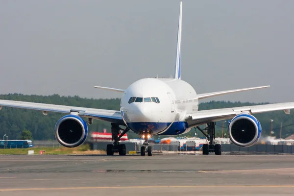Imagem de perto do avião de passageiros na pista — Fotografia de Stock