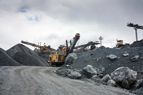 Kőzúzó a felszíni bányában kőfejtő — Stock Fotó