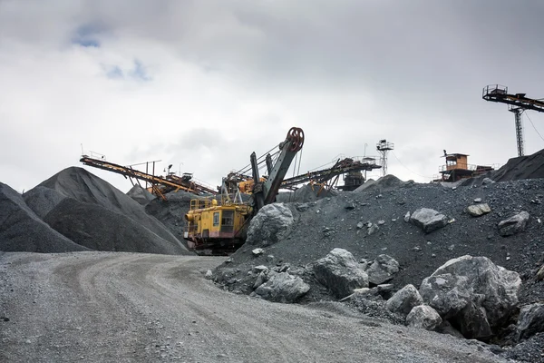 Concasseur de pierre dans la carrière de mine de surface — Photo