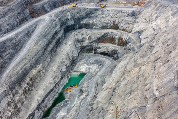 Vista del interior de una cantera de magnesita profunda — Foto de Stock