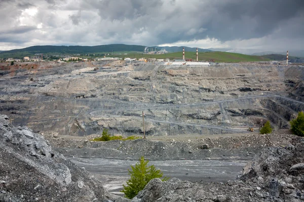 Vista del interior de una cantera de magnesita profunda — Foto de Stock