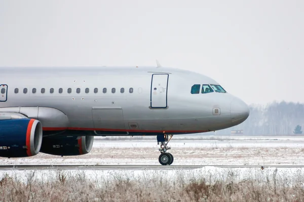 Aéronefs circulant dans un aéroport froid d'hiver — Photo