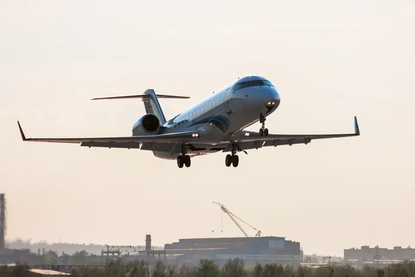 Akşam uçuş özel jet — Stok fotoğraf