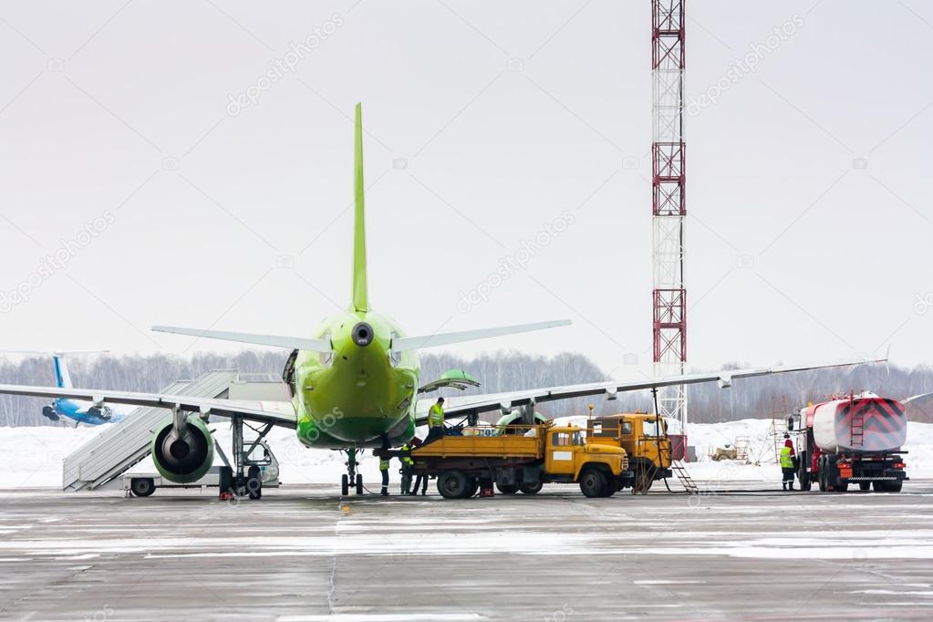 Ground handling of airliner in cold winter airport