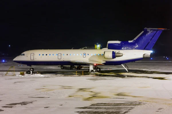 Zimní letadlo v noci letiště zpracování — Stock fotografie