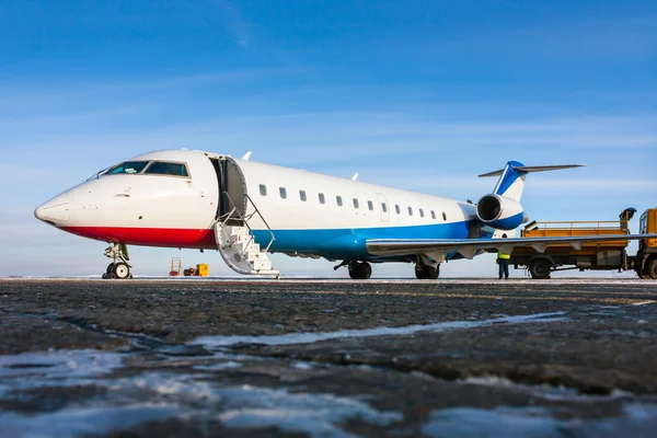 Pozemní obsluha soukromé letadlo v chladné zimě letiště — Stock fotografie
