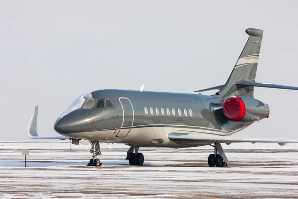 Obalené soukromé letadlo v chladné zimě letiště — Stock fotografie