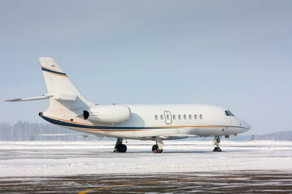 Witte privé-vliegtuig in een koude winter luchthaven — Stockfoto