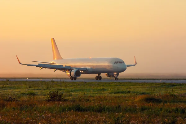 Avión en la pista de rodaje en la mañana brumosa —  Fotos de Stock