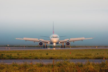 Sisin içinde pistte uçağı geri