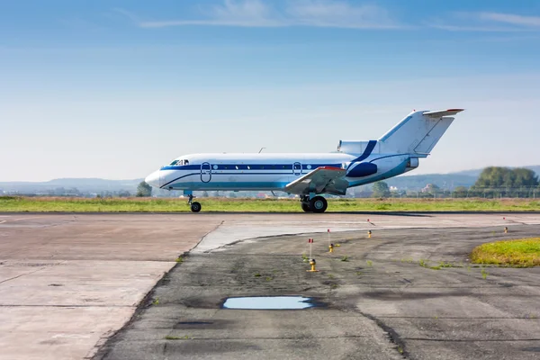 Um pequeno avião de passageiros dirigindo-se para a pista — Fotografia de Stock