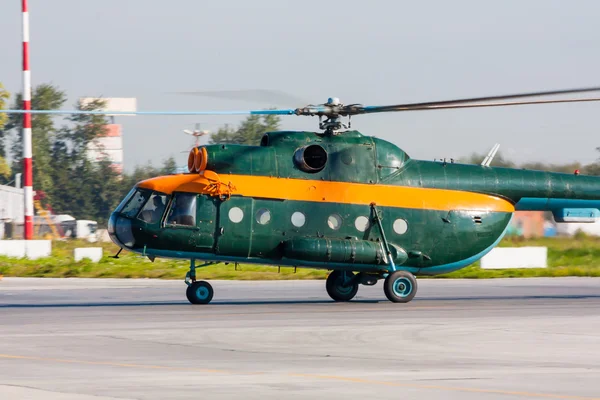 Helikopter taxiën op de luchthaven schort — Stockfoto