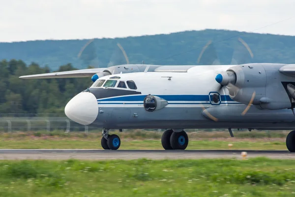 Turboprop vliegtuigen rubriek op de baan — Stockfoto