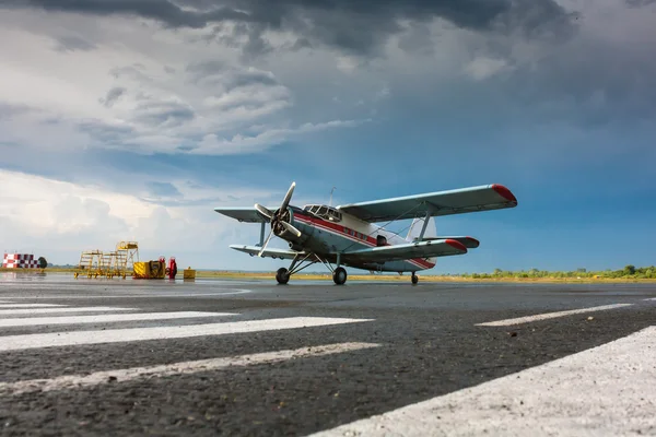 Retro letadlo na letištní ploše po dešti — Stock fotografie