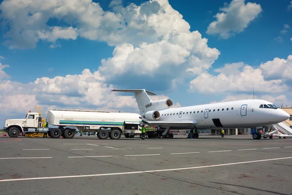 Avión de reabastecimiento en un pequeño aeropuerto —  Fotos de Stock