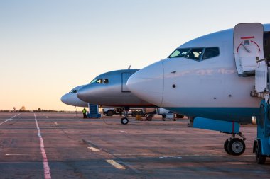 Uçak sabah Havaalanı apron burun.