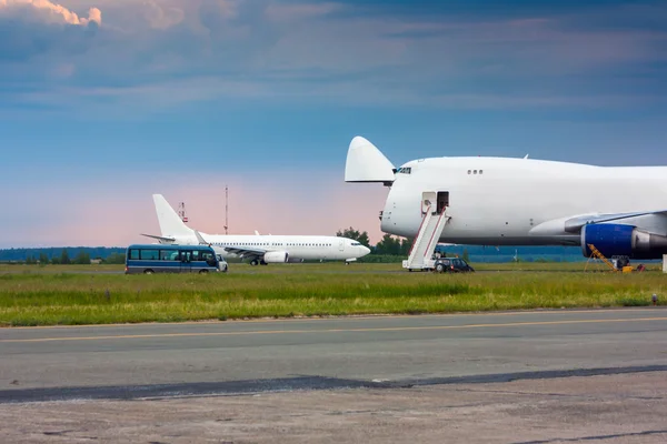 El avión de carga ancha es la escotilla de la nariz abierta —  Fotos de Stock