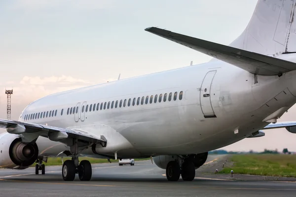 Avión dirigiéndose a seguirme coche —  Fotos de Stock