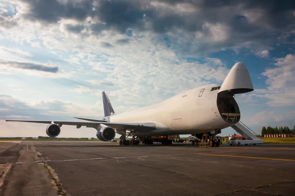 Déchargement d'aéronefs cargo à fuselage large — Photo