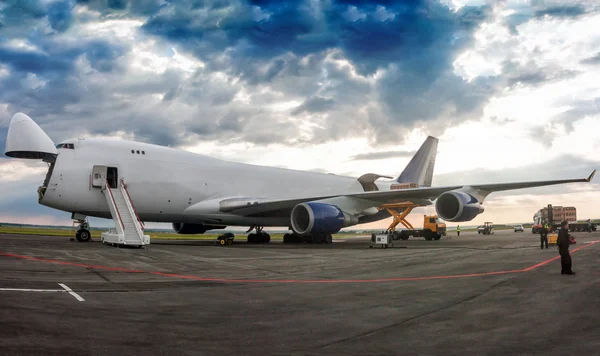 Déchargement avion cargo corps large — Photo