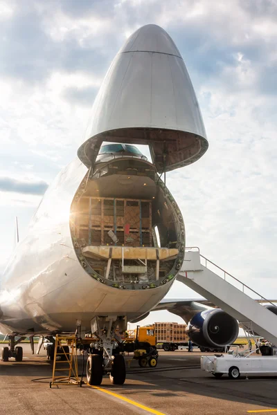 Déchargement d'aéronefs cargo à large fuselage — Photo