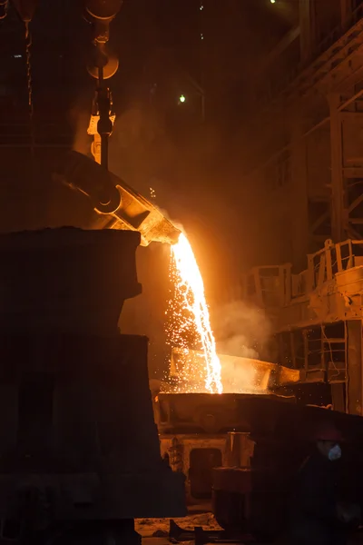 Metal fundido em uma planta metalúrgica — Fotografia de Stock