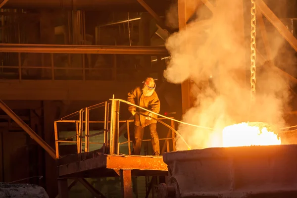 Ferroalliage brillant dans une usine métallurgique — Photo