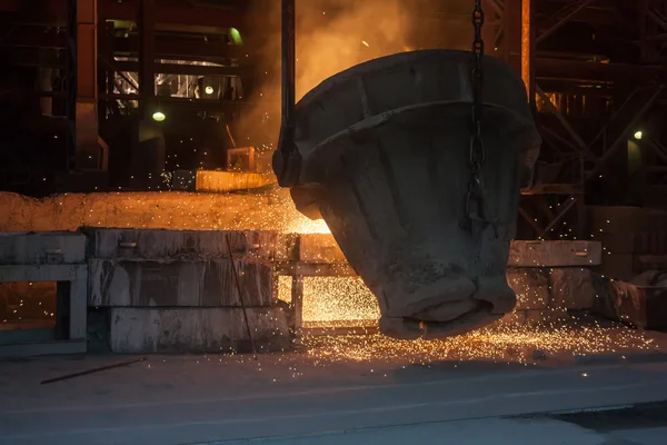 Metal fundido en una planta metalúrgica —  Fotos de Stock