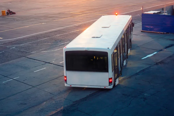 Repülőtéri busz a reggel airport kötény, közel a terminálhoz, építés alatt: — Stock Fotó