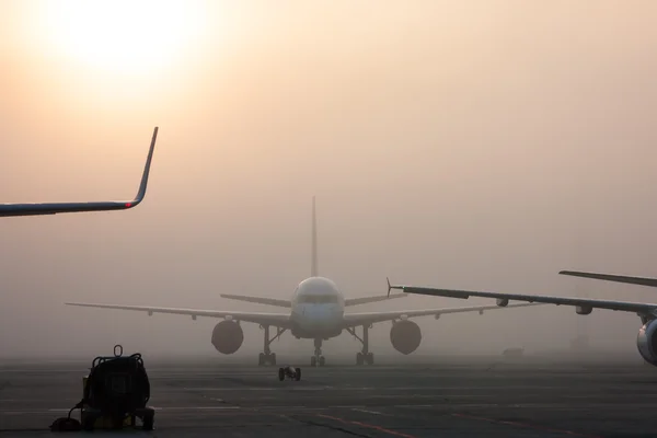 Havaalanı apron üzerindeki sis