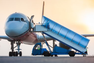 Uçağa binmeden puslu sabah erken