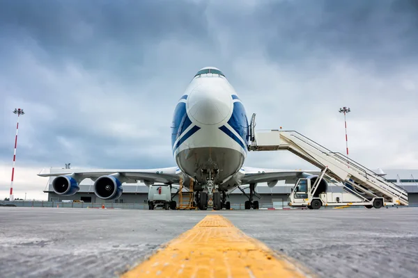 Avion cargo à fuselage large et chargeur de passagers près de l'aérogare — Photo