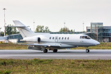 İş jeti önünde terminal havaalanı pist üzerinde