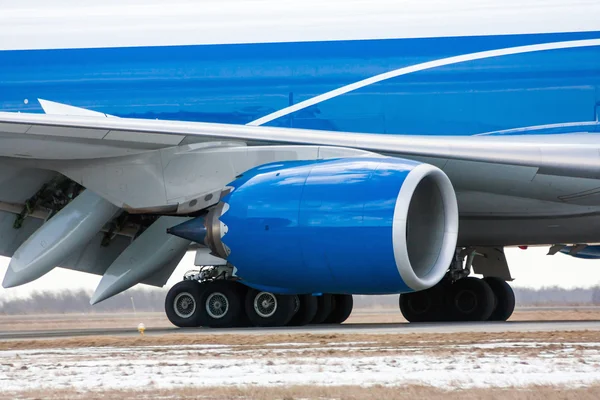 Gros plan du moteur de l'avion, du train d'atterrissage principal et d'une partie de l'aile — Photo