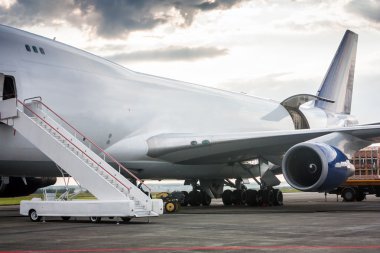 Boşaltma geniş gövdeli kargo uçağı