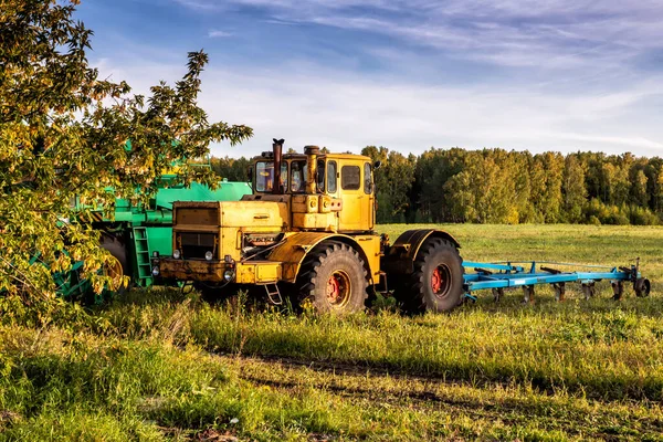 Колісний Сільськогосподарський Трактор Збиральною Технікою Полі — стокове фото