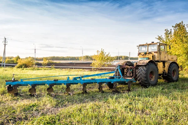 Kołowy Ciągnik Rolniczy Urządzeniami Zbioru Polu — Zdjęcie stockowe
