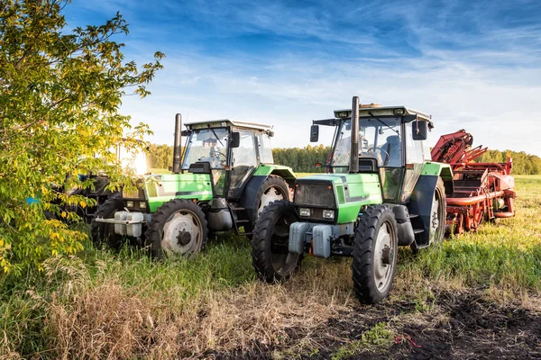 Moderne Landwirtschaftliche Traktoren Auf Rädern Mit Erntemaschinen Auf Einem Feld — Stockfoto