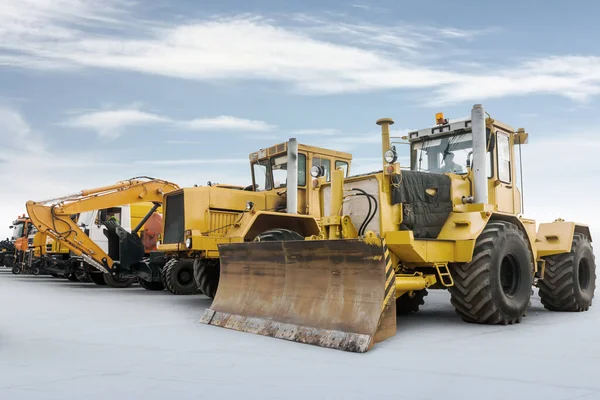 Dua Traktor Berat Beroda Satu Ekskavator Dan Mesin Konstruksi Lainnya — Stok Foto