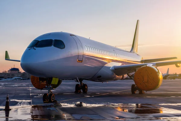 Avión Pasajeros Moderno Delantal Del Aeropuerto Con Telón Fondo Una — Foto de Stock