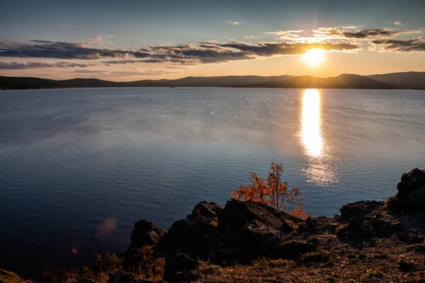 美丽的湖岸和岩石 沐浴在金秋夕阳的光芒中 — 图库照片