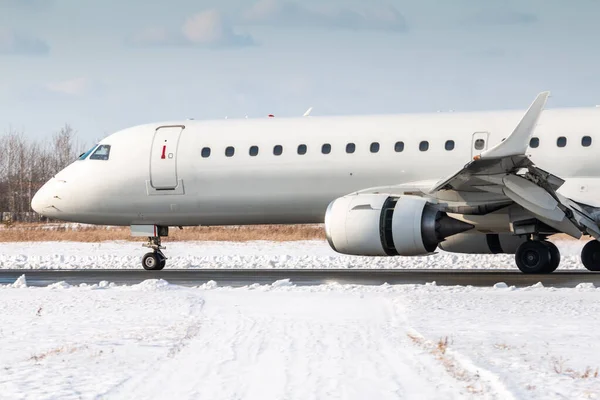 Close Van Een Wit Passagiersvliegtuig Start Landingsbaan Van Een Winterluchthaven — Stockfoto